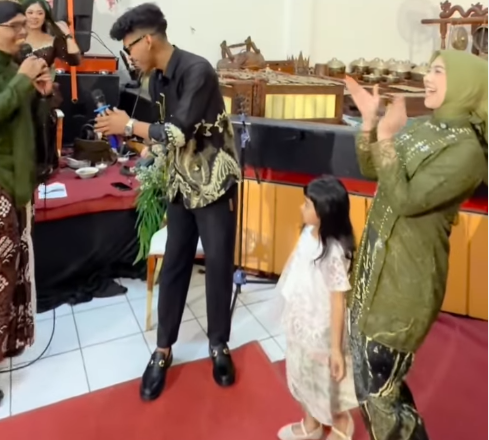 Potret Ria Ricis dan Hasan Toys