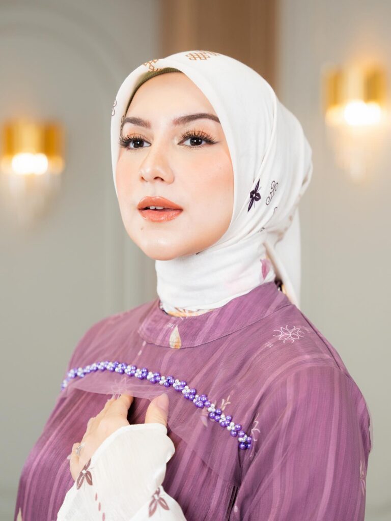 Agama dan Latar Belakang Irish Bella